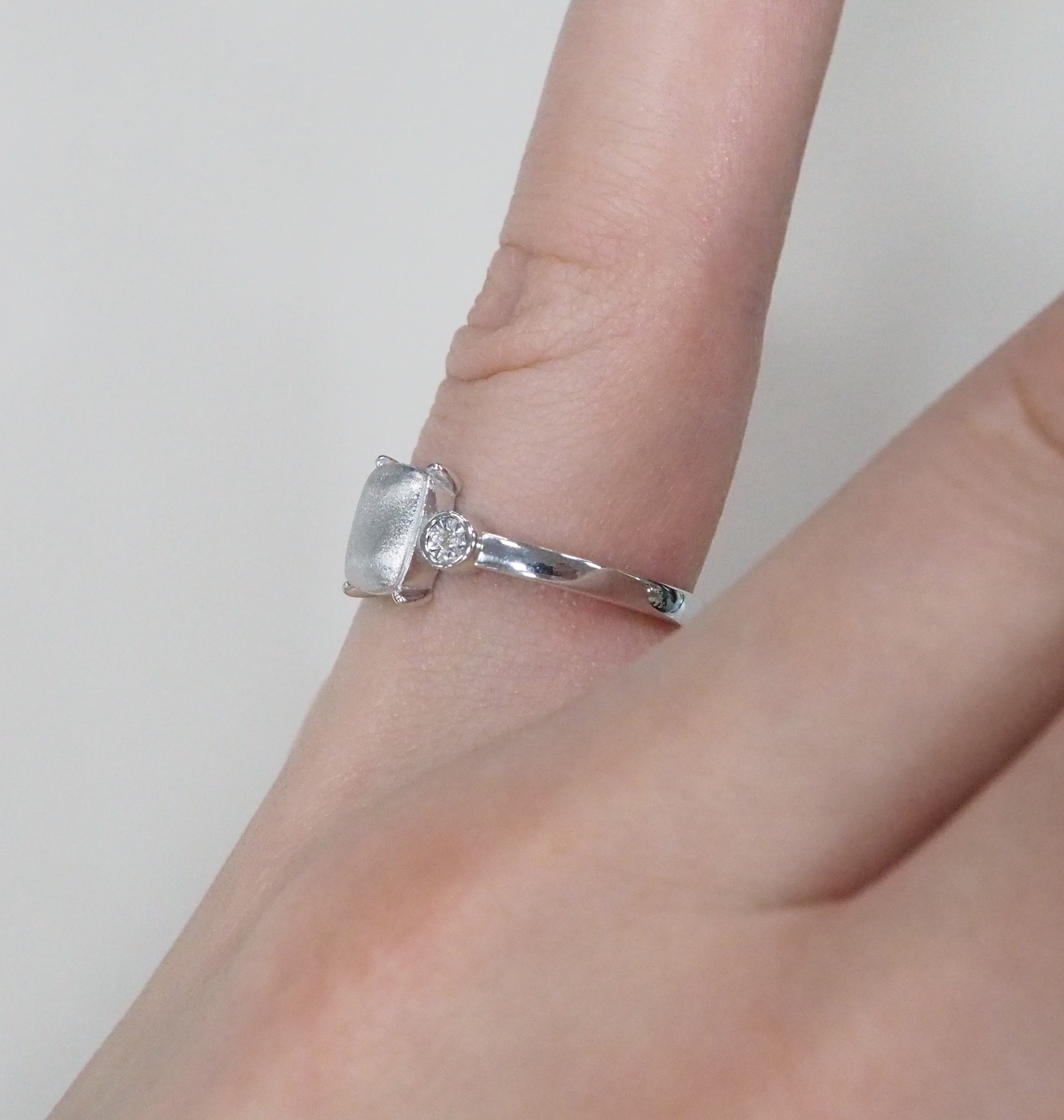 Серебряное кольцо с бриллиантами